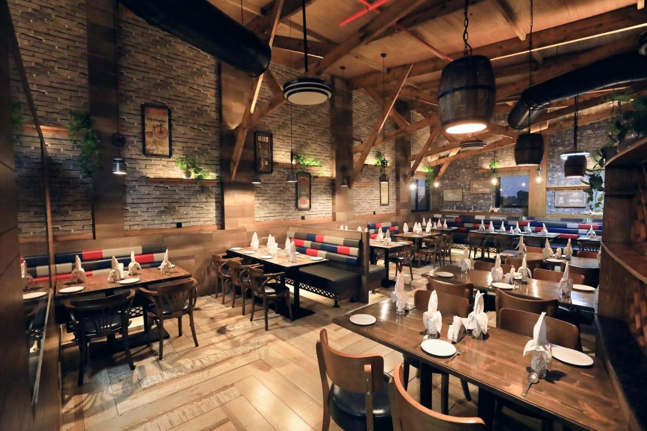 Humming Bird Hotel & Banquet Anand Ngoại thất bức ảnh