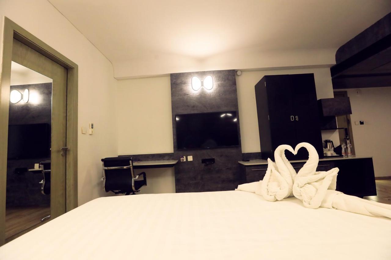 Humming Bird Hotel & Banquet Anand Ngoại thất bức ảnh