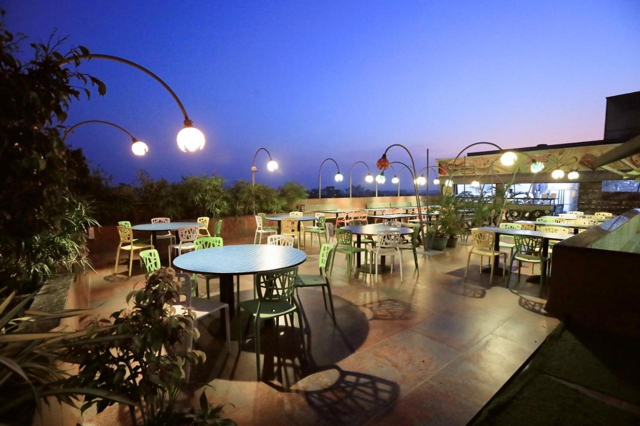 Humming Bird Hotel & Banquet Anand Ngoại thất bức ảnh